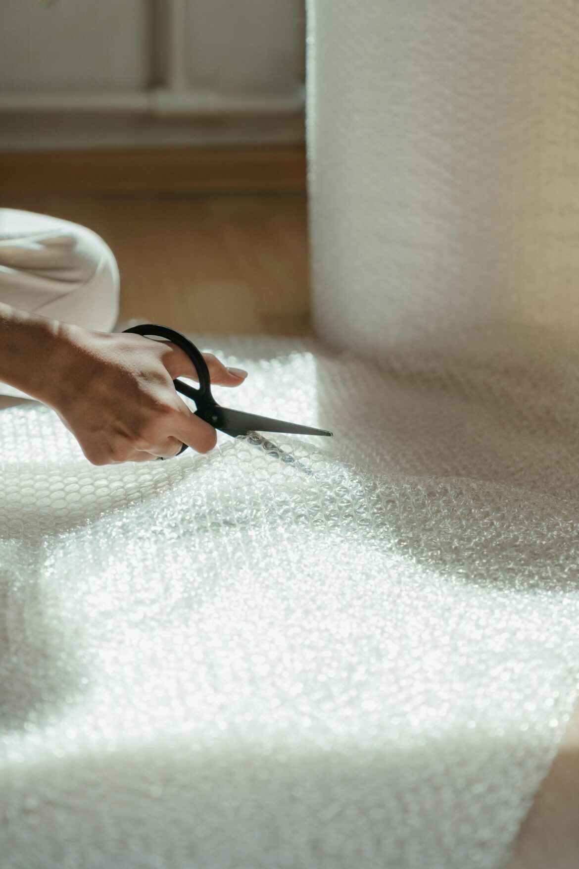 Kırılabilir eşyalar için balonlu naylon ve köpük ambalaj karşılaştırması yapılan paketleme süreci görseli